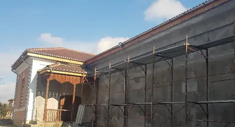 Сградата на етнографската сбирка в Новград се ремонтира, след като покривът протече и унищожи експонати. Снимка: Марий ПЕЙЧЕВ