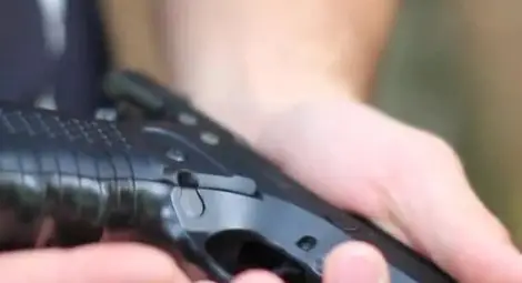 17-годишен помощник в сервиз гръмнат за забавена кола 17-годишен помощник в сервиз гръмнат за забавена кола