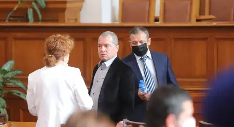 Глоба за Тошко Йорданов и Николай Хаджигенов - не носели маски в НС