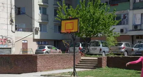 Кибритлия стреля с газов пистолет, за да плаши играещи баскетбол деца