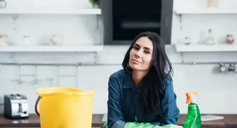 Учените отсякоха: Недейте да чистите така, защото...