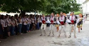 Гимназисти от осем държави гостуват на Икономическата