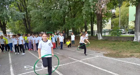 Спазвам правилата за безопасно движение - състезание по безопасност на движението в училище "Възраждане" в Русе Спазвам правилата за безопасно движение - състезание по безопасност на движението в училище "Възраждане" в Русе