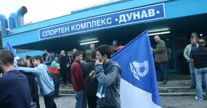 Агитка пред два монитора гледа как „Дунав 8806“ бие „Хасково“