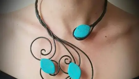 Директорката на Кукления възстановява баланса си, като твори бижута уникати