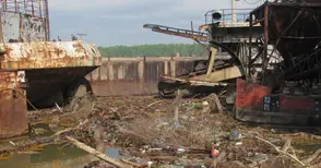 Чистят мазутните петна и боклуците в реката при КТМ