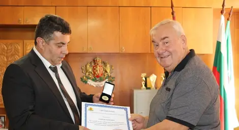 Областният управител Галин Григоров отличи с почетен знак кмета Георги Георгиев.                                                     Снимка: ОА