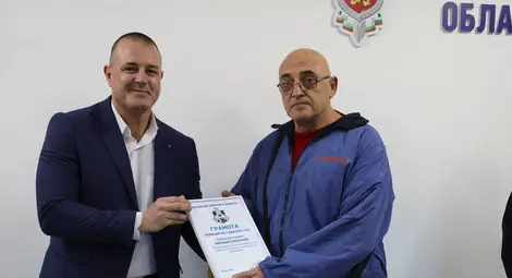 Старши комисар Николай Кожухаров (вляво) връчи грамота за граждански принос към работата на полицията на Николай Рачев от Николово.