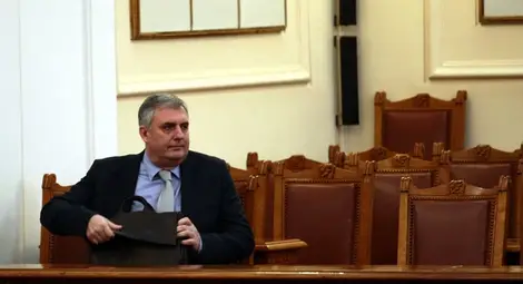 Социалното министерство на Калфин с луксозни лимузини