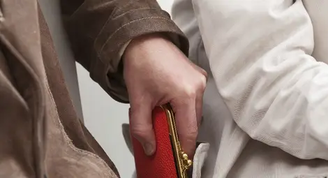 Русата Магда и двете ѝ деца крадат стотици портмонета от чакащите по спирките