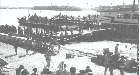 Плаващият ресторант-басейн „Лебеда“. Плаващият ресторант-басейн „Лебеда“.