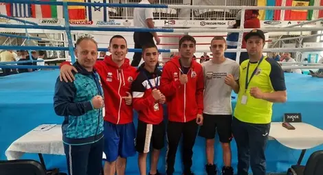 Викторио /втоирят отдясно наляво/ с другите национали на турнира в Румъния.   Снимка: Българска федерация по бокс