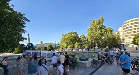 Фотоизложбата &bdquo;По река Дунав от Голямата до Малката Виена&ldquo; беше открита от велоприключенците &bdquo;Slow Riders&ldquo; на площад &bdquo;Свобода&ldquo; в Русе