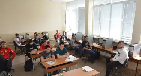 Така изглеждаха първите ентусиасти в центъра в Гимназията по електротехника и електроника в края на септември 2017 година. Част от тях след дни ще се поздравят с успешно приключване на обучението и с новата си специалност на приложни програмисти.          Снимка: Архив &bdquo;Утро&ldquo;