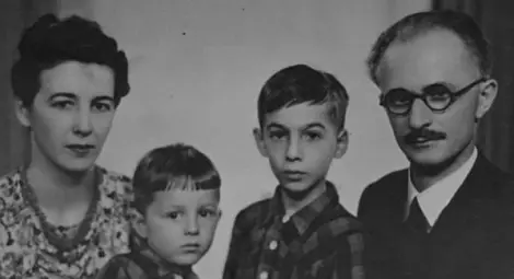 Димитър Талев със семейството си.