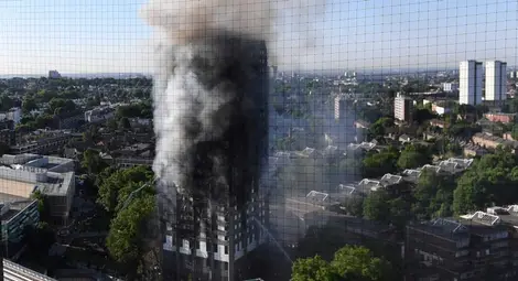 Чудовищен пожар погълна жилищен небостъргач в Лондон, има загинали