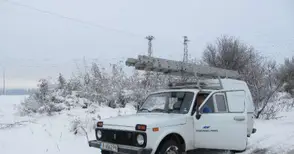 Вятър и мокър сняг оставиха на тъмно 16 населени места