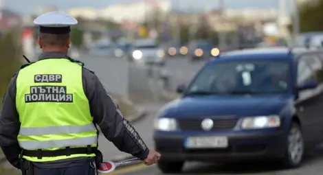 Ром без книжка видял патрулка и се шмугнал на задната седалка Ром без книжка видял патрулка и се шмугнал на задната седалка