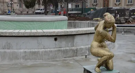 Венецианската мозайка на фонтана на &bdquo;Батенберг&ldquo; сменена със сини плочки