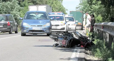 80-годишен моторист пострада при излизане от черен път