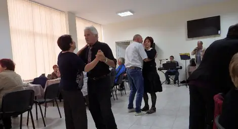 Хората с побелели коси и млади сърца танцуваха и се веселиха на своя празник в Ценово.                           Снимка: Марий ПЕЙЧЕВ