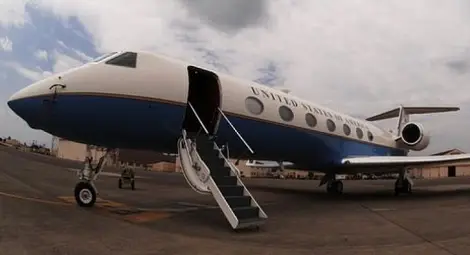 Богатите вече пестят и от частни самолети