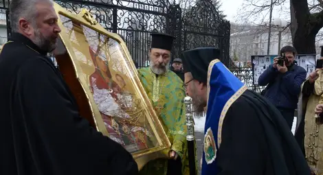 Десетки миряни посрещнаха чудотворната света Богородица Скоропослушница