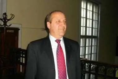 Бивш футболен бос посрещнат на излизане от затвора с чалга и 7-метрова лимузина