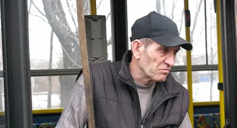 Ватманът Максим Янков обяснява как е спасено болното 20-годишно момче в тролея му. Снимка:Красимир СТОЯНОВ