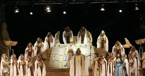 Зрелищна русенска „Аида“ с огньове и илюминации в НДК