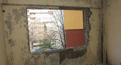 Общинска наемателка оправдана за зверски погром на апартамент