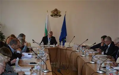 Смятат пенсиите по нова формула, хората с високи и редовни вноски ще пострадат Смятат пенсиите по нова формула, хората с високи и редовни вноски ще пострадат