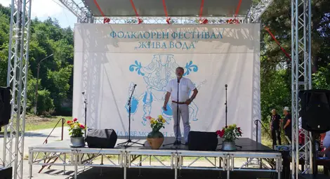 Фолклорният събор „Жива вода“ отново събра стотици хора от цялата страна в Каран Върбовка Фолклорният събор „Жива вода“ отново събра стотици хора от цялата страна в Каран Върбовка