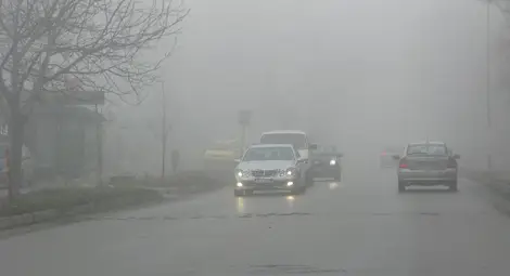 Гъста мъгла ограничи видимостта до 150 метра