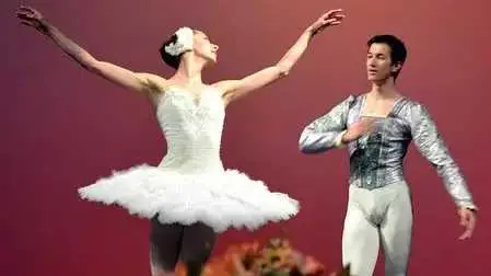 Росен Канев влиза в ролята на фея на русенска сцена