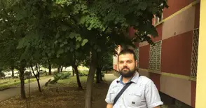 8 години по-късно Филип Тодоров влиза в старата си класна стая, но като учител