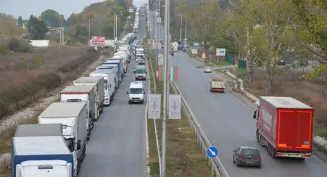 Тировете от отпушената турска граница задръстиха Дунав мост