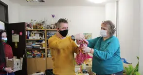 „Играорци“ раздават мартенички на доброто