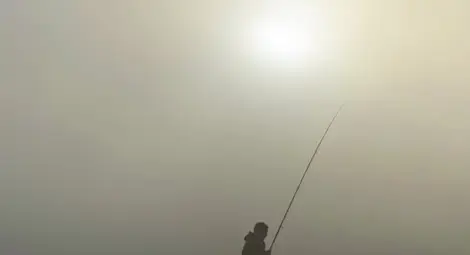 Рядко явление заради студа: Пара се вдига от морето край Варна /галерия/