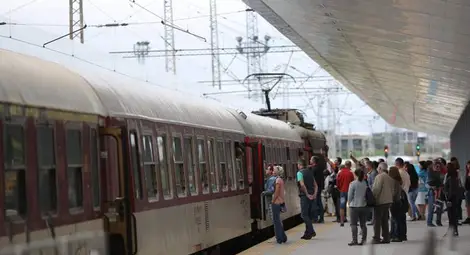 От днес БДЖ продава предварително билети за празничните майски дни