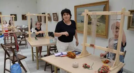 Деца тъкат на малки станчета  калъфчета за телефоните си