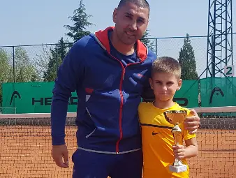 Александър Митев с титла на кортовете в Сливен Александър Митев с титла на кортовете в Сливен