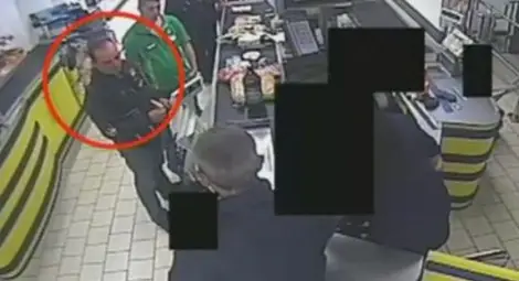 Търси се: Този мъж изгуби крупна сума пари в супермаркет и потъна вдън земя (ВИДЕО)