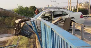 Пиян без книжка увисна с мерцедес на моста на Охлюва