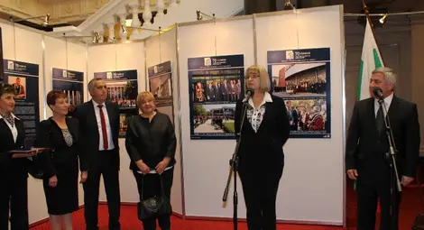 Цецка Цачева откри изложбата за Русенския университет в парламента