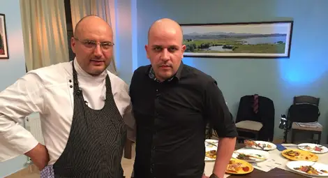 Шеф Иван Манчев и управителят на &bdquo;Сръбски гурмани&ldquo; Теодор Братанов - снимка за спомен от едно полезно гостуване на кулинарния ас в русенския ресторант.