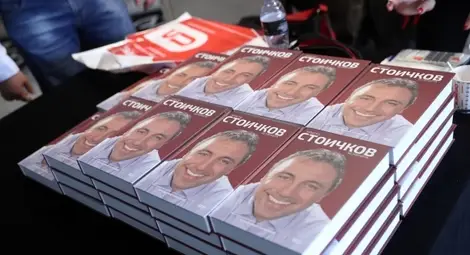 Стоичков представя книгата си до легендата Вальо Йорданов