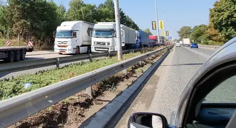 Потърпевша от огромните колони: Вечер не може да се прибереш, слизаш, молиш се на тировете да ти направят място Потърпевша от огромните колони: Вечер не може да се прибереш, слизаш, молиш се на тировете да ти направят място