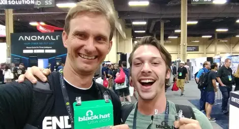 Хайрам Андерсон (вляво) показа на хакерска конференция как изкуственият интелект може да създаде неразпознаваеми вируси (снимка: Twitter)