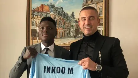 Инкоом и президентът на &bdquo;Дунав&ldquo; д-р Симеон Симеонов при подписване на договора.                                   Снимка: ФК &bdquo;Дунав&ldquo;